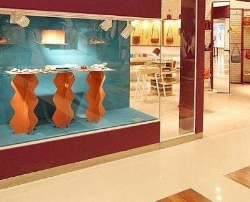 Vitrine de loja executada em shopping center