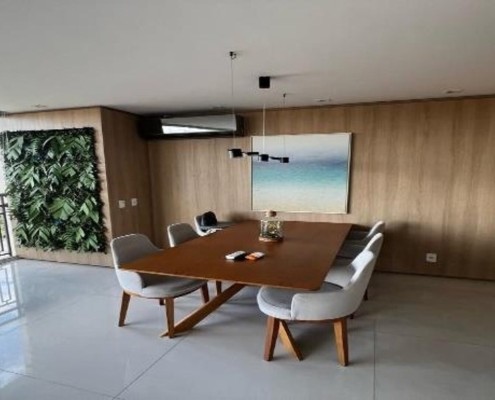 Ambiente residencial integrado com sala de jantar, marcenaria e iluminacao